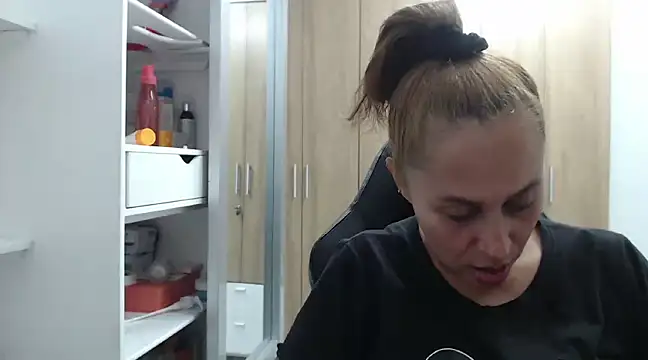 RoxanaLove9 online show from 01-04-25, 11:59