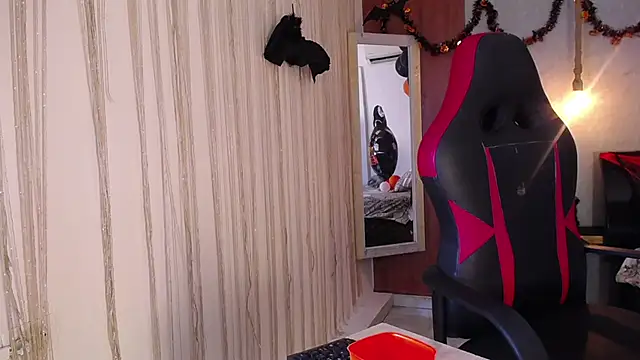 Snapshot of hera_divine chatting on 10-31-25, 10:33 hera divine online show from 10-31-25, 10:33