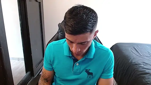 Snapshot of kv___xxx_ chatting on 10-28-25, 03:47 kv xxx online show from 10-28-25, 03:47