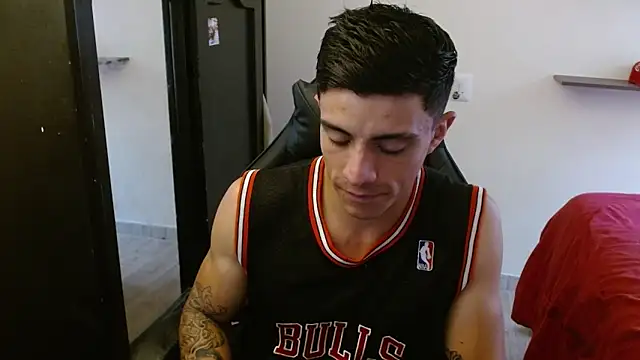 Snapshot of kv___xxx_ chatting on 11-28-25, 08:33 kv xxx online show from 11-28-25, 08:33