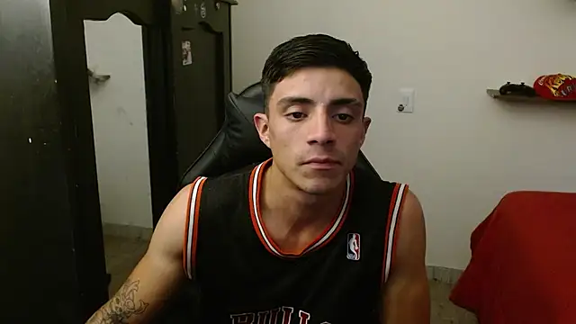 Snapshot of kv___xxx_ chatting on 11-30-25, 10:25 kv xxx online show from 11-30-25, 10:25