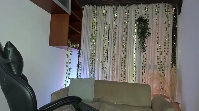 HannaRhodes online show from 11-19-25, 01:33