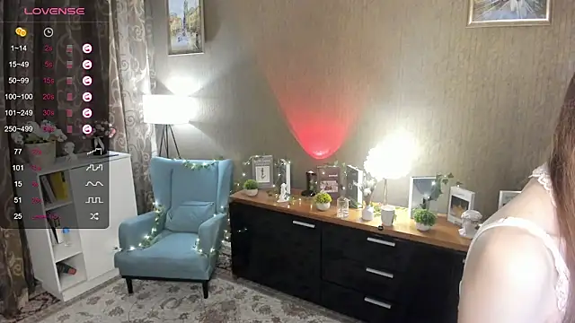 Snapshot of DarleneHatt chatting on 03-08-25, 11:49 DarleneHatt online show from 03-08-25, 11:49