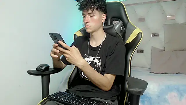 johnny cagee online show from 11-13-25, 04:11