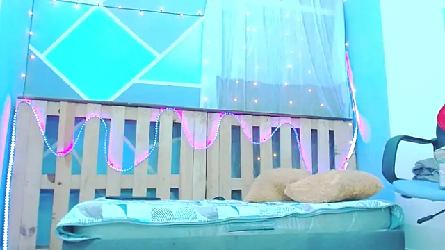 Snapshot of Michellcockxxx chatting on 02-26-25, 05:20 Michellcockxxx online show from 02-26-25, 05:20