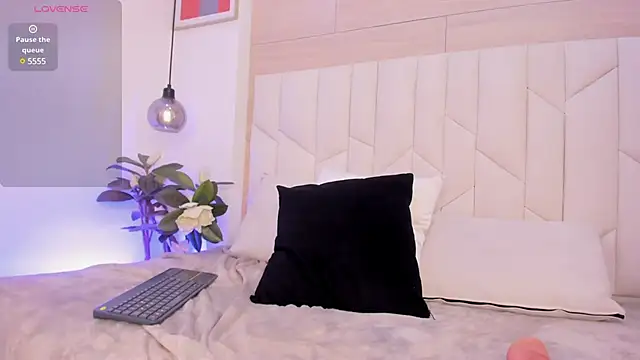 Snapshot of SaraMonroe1 chatting on 02-06-25, 10:43 SaraMonroe1 online show from 02-06-25, 10:43