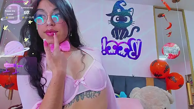 Snapshot of MadyJackson chatting on 10-15-25, 11:21 MadyJackson online show from 10-15-25, 11:21