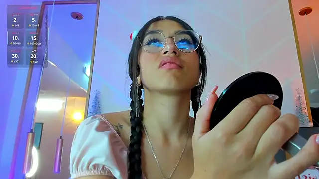 Snapshot of MadyJackson chatting on 11-30-25, 12:20 MadyJackson online show from 11-30-25, 12:20