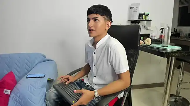 Snapshot of Lyam_ap chatting on 01-11-25, 06:56 Lyam ap online show from 01-11-25, 06:56