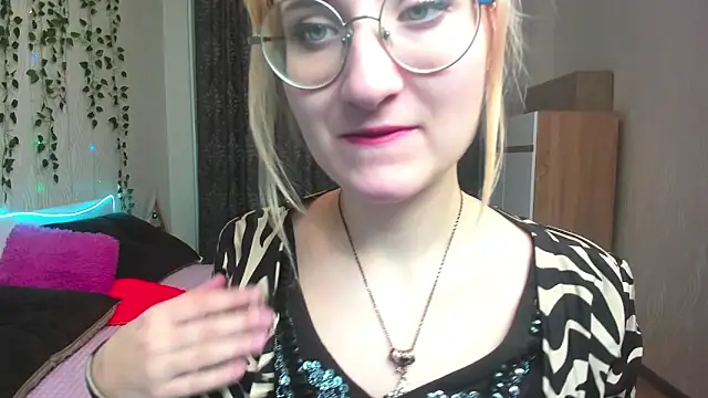 Snapshot of Miss_Elsa_ chatting on 12-23-24, 02:56 Miss Elsa online show from 12-23-24, 02:56