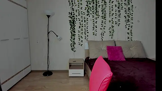 Snapshot of Miss_Elsa_ chatting on 10-13-25, 01:11 Miss Elsa online show from 10-13-25, 01:11