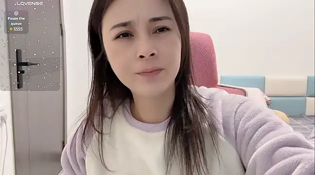 Snapshot of Qwi-V1 chatting on 12-23-24, 12:30 Qwi-V1 online show from 12-23-24, 12:30