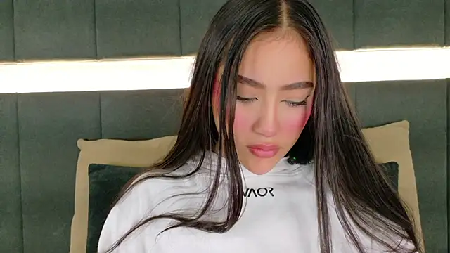 nicolle pierce online show from 10-23-25, 01:32