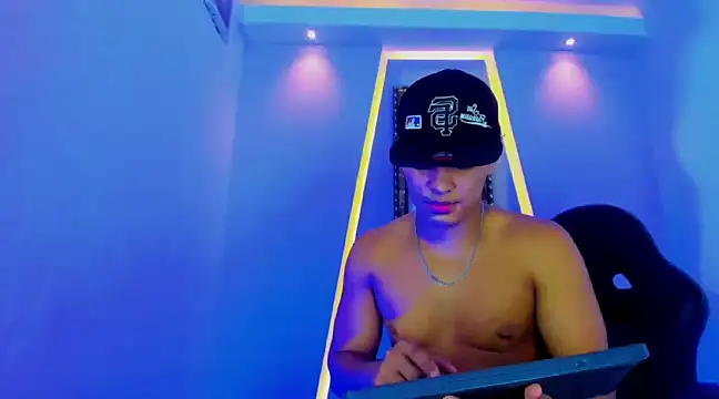 jamescurli  online show from 12-21-24, 07:56