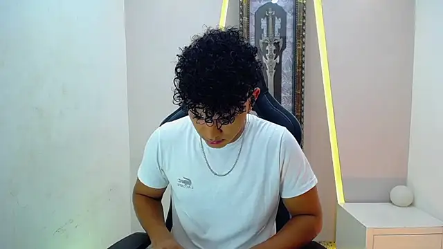 jamescurli  online show from 01-10-25, 05:37