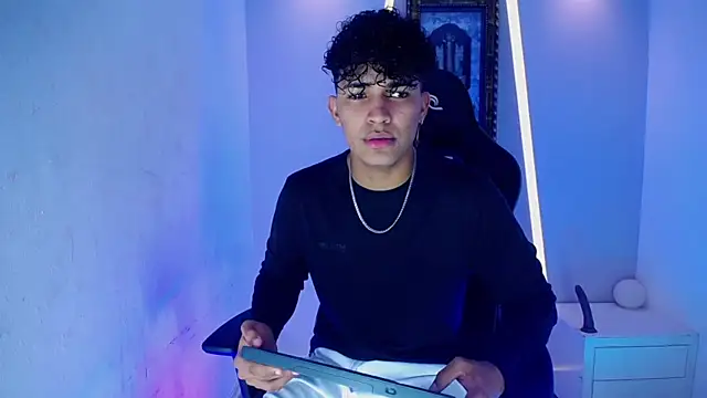 jamescurli  online show from 01-13-25, 08:37