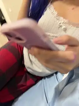 Snapshot of elikittens chatting on 11-19-25, 04:01 elikittens online show from 11-19-25, 04:01