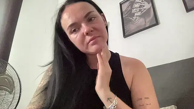 Snapshot of yorkshiregal chatting on 10-29-25, 07:43 yorkshiregal online show from 10-29-25, 07:43