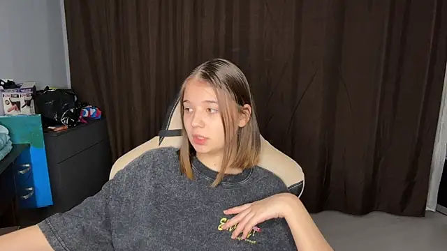 Snapshot of Leela_sun chatting on 12-17-24, 06:20 Leela sun online show from 12-17-24, 06:20