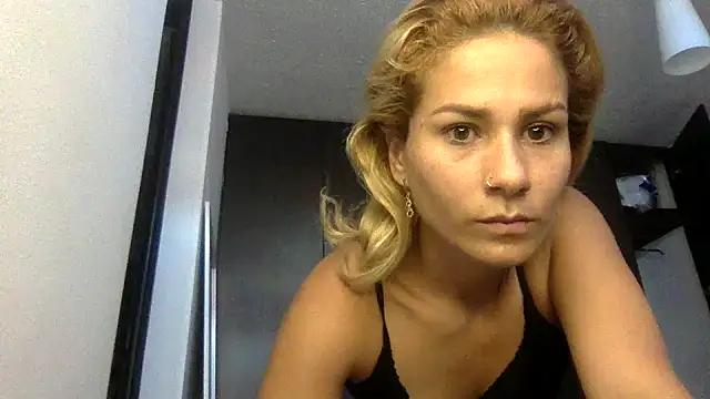 Snapshot of sophiee_evanss_ chatting on 11-12-25, 04:18 sophiee evanss online show from 11-12-25, 04:18
