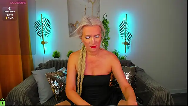 Luna  Lewis online show from 11-11-25, 08:47