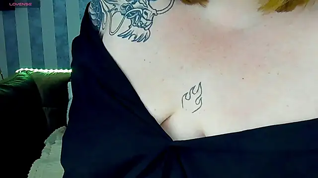 Snapshot of ZaraReignn chatting on 12-27-24, 03:42 ZaraReignn online show from 12-27-24, 03:42