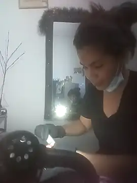 Snapshot of 02julieta chatting on 12-19-24, 05:18 02julieta online show from 12-19-24, 05:18