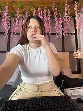 Snapshot of ShyVibes_ chatting on 10-27-25, 06:56 ShyVibes online show from 10-27-25, 06:56