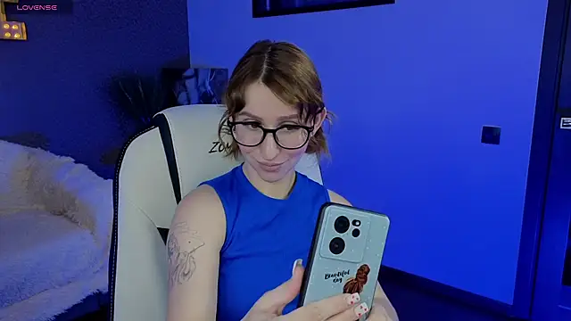 Snapshot of AliceBYKiss chatting on 03-14-25, 12:29 AliceBYKiss online show from 03-14-25, 12:29