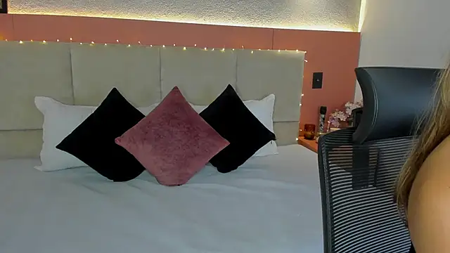 AniiRose online show from 12-17-25, 12:05