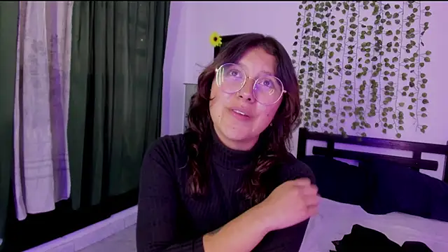 Snapshot of Noellesable chatting on 02-13-25, 09:27 Noellesable online show from 02-13-25, 09:27