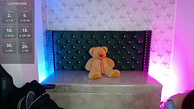 Snapshot of Sofi_hot_4m chatting on 10-20-25, 02:06 Sofi hot 4m online show from 10-20-25, 02:06