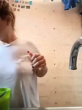 Snapshot of alexax0 chatting on 02-12-25, 03:05 alexax0 online show from 02-12-25, 03:05