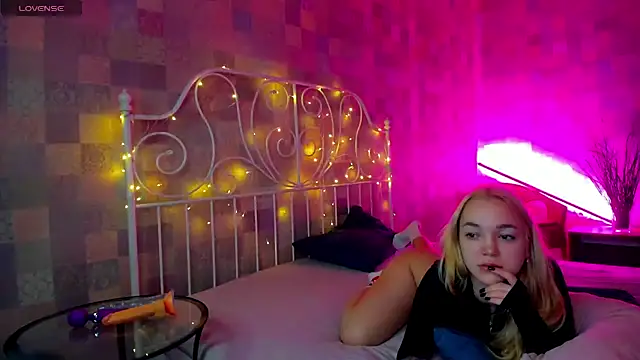 Snapshot of Christy_Little chatting on 02-01-25, 02:37 Christy Little online show from 02-01-25, 02:37