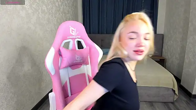 Snapshot of Christy_Little chatting on 02-10-25, 01:24 Christy Little online show from 02-10-25, 01:24