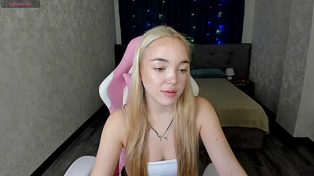 Snapshot of Christy_Little chatting on 02-17-25, 12:54 Christy Little online show from 02-17-25, 12:54