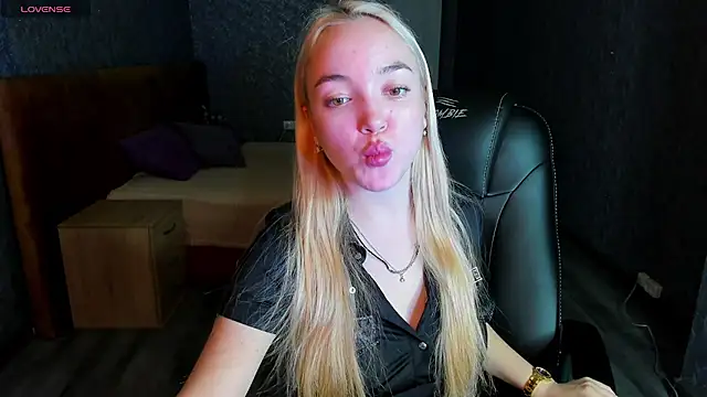 Snapshot of Christy_Little chatting on 02-28-25, 08:20 Christy Little online show from 02-28-25, 08:20