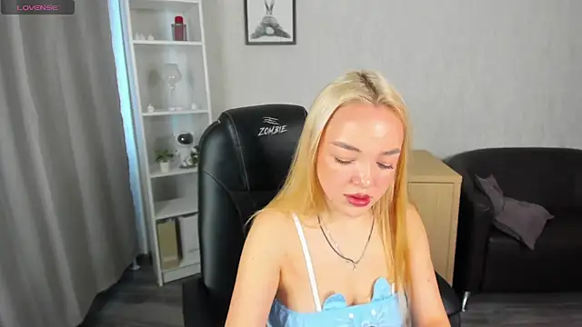 Snapshot of Christy_Little chatting on 03-05-25, 07:38 Christy Little online show from 03-05-25, 07:38