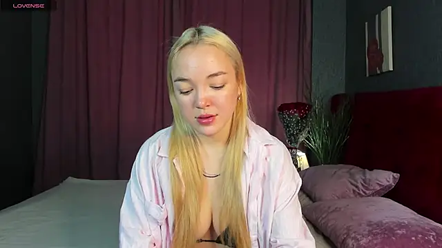 Snapshot of Christy_Little chatting on 03-06-25, 08:41 Christy Little online show from 03-06-25, 08:41