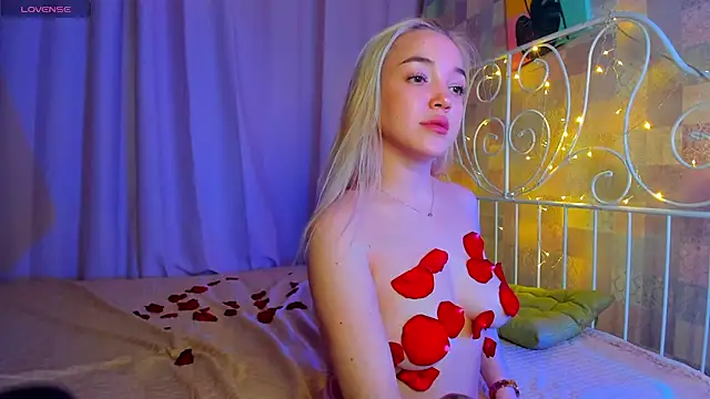 Snapshot of Christy_Little chatting on 03-11-25, 07:04 Christy Little online show from 03-11-25, 07:04