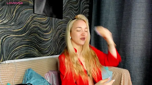 Snapshot of Christy_Little chatting on 03-15-25, 08:15 Christy Little online show from 03-15-25, 08:15