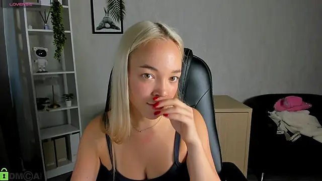 Snapshot of Christy_Little chatting on 09-10-25, 12:43 Christy Little online show from 09-10-25, 12:43