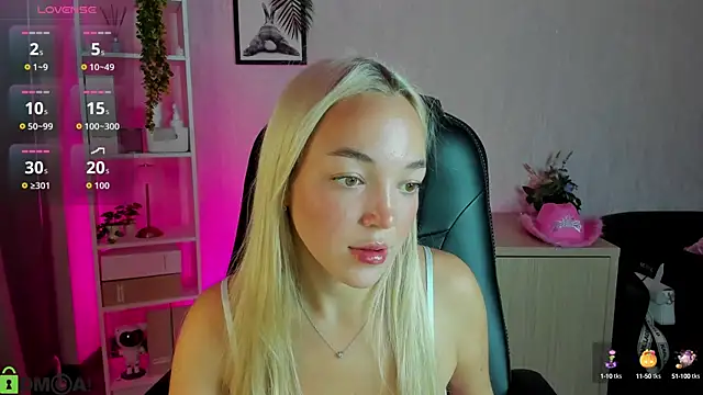 Snapshot of Christy_Little chatting on 09-17-25, 11:39 Christy Little online show from 09-17-25, 11:39