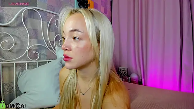 Snapshot of Christy_Little chatting on 09-24-25, 11:41 Christy Little online show from 09-24-25, 11:41