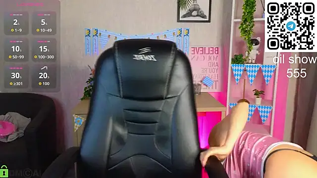 Snapshot of Christy_Little chatting on 09-25-25, 11:52 Christy Little online show from 09-25-25, 11:52