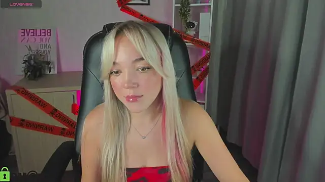 Snapshot of Christy_Little chatting on 10-26-25, 09:10 Christy Little online show from 10-26-25, 09:10