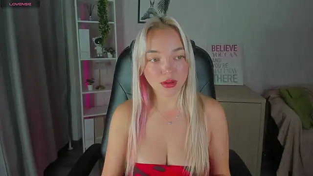 Snapshot of Christy_Little chatting on 11-04-25, 12:21 Christy Little online show from 11-04-25, 12:21