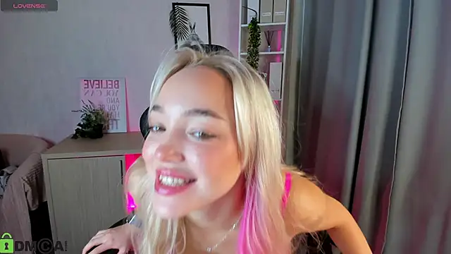 Snapshot of Christy_Little chatting on 11-13-25, 12:53 Christy Little online show from 11-13-25, 12:53