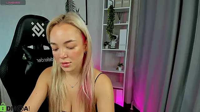 Snapshot of Christy_Little chatting on 11-17-25, 12:49 Christy Little online show from 11-17-25, 12:49