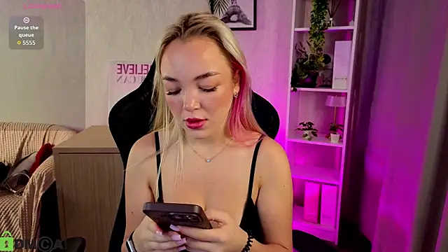 Snapshot of Christy_Little chatting on 12-02-25, 12:38 Christy Little online show from 12-02-25, 12:38